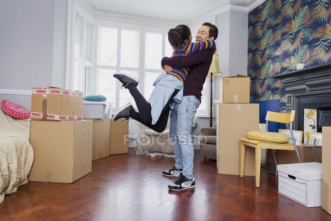 Feliz casal animado se mudando para novo apartamento — Fotografia de Stock