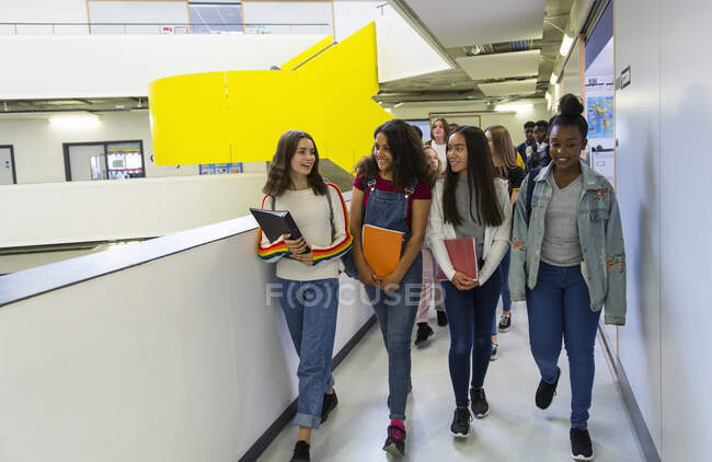 Студентки средней школы ходят по коридору — стоковое фото