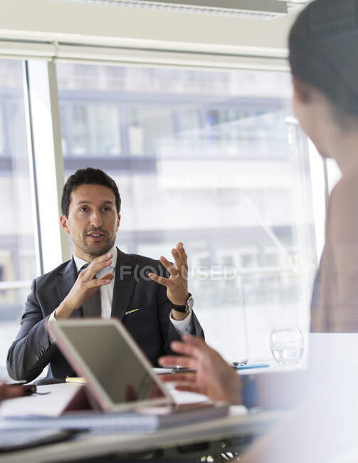 Empresario hablando con colega en reunión - foto de stock