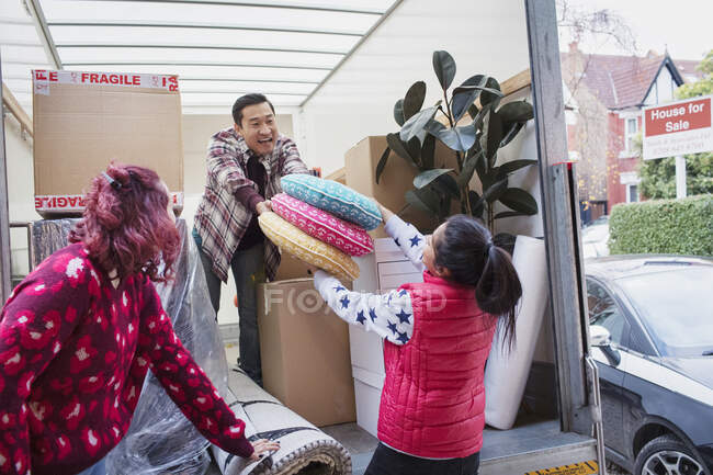 Friends moving, unloading moving van — Stock Photo