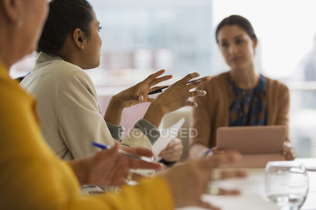 Geschäftsfrau erklärt in Konferenzraum-Sitzung — Stockfoto