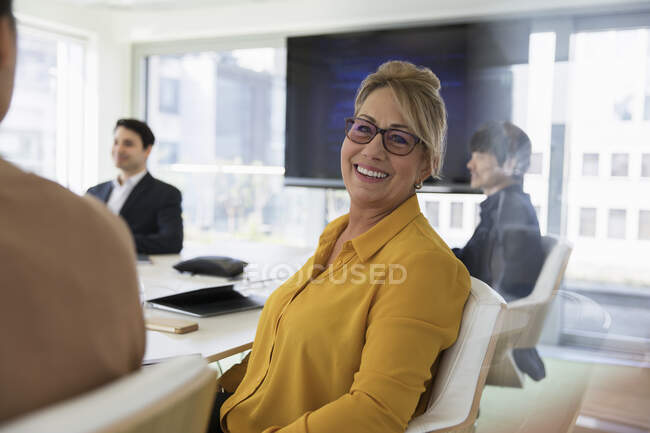 Retrato sorridente, empresária confiante na reunião da sala de conferências — Fotografia de Stock
