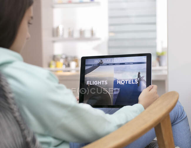 Chica planeando vacaciones en la tableta digital - foto de stock