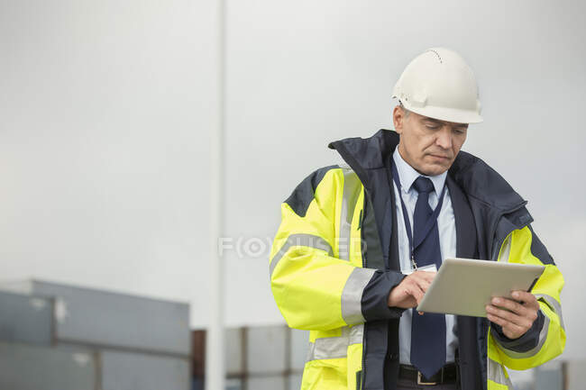 Hafenmanager mit digitalem Tablet auf Werft — Stockfoto