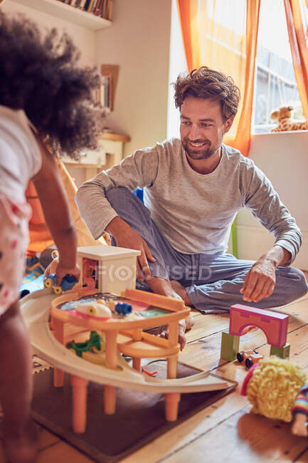 Pai e filha brincando com brinquedos — Fotografia de Stock