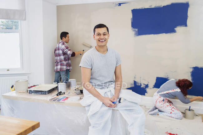 Retrato hombre feliz pintando con amigos - foto de stock
