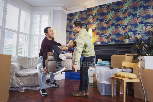 Playful friends moving into new house — Stock Photo