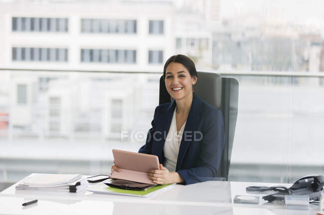 Портрет надійний бізнесмен з цифровим планшетом в офісі — стокове фото