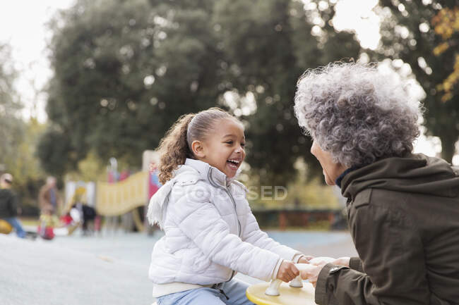 Nonna e nipote che giocano al parco giochi — Foto stock