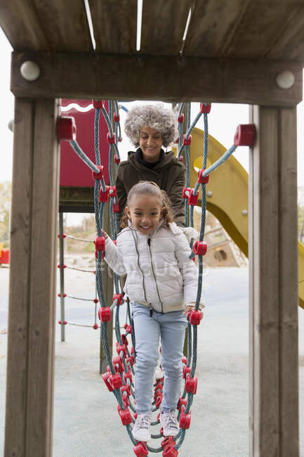 Nonna e nipote che giocano nel parco giochi — Foto stock