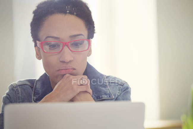Орієнтована жінка працює на ноутбуці — стокове фото