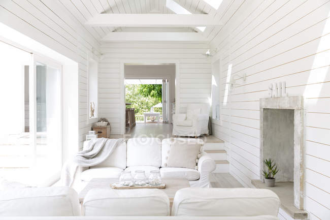 Casa shiplap madera blanca escaparate casa de playa sala de estar - foto de stock