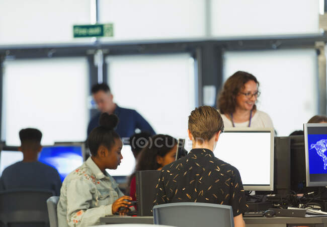 Junior high students using computers in computer lab — Stock Photo