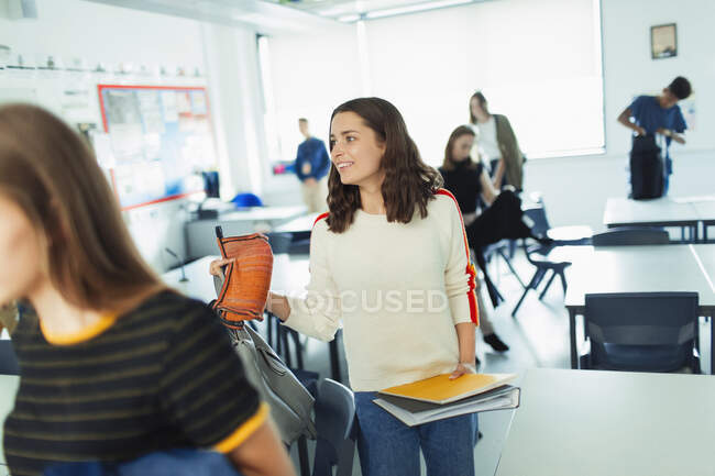 Sorrindo estudante menina do ensino médio deixando a sala de aula — Fotografia de Stock