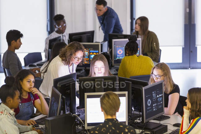 Молодші студенти та викладачі використовують комп'ютери в комп'ютерній лабораторії — стокове фото