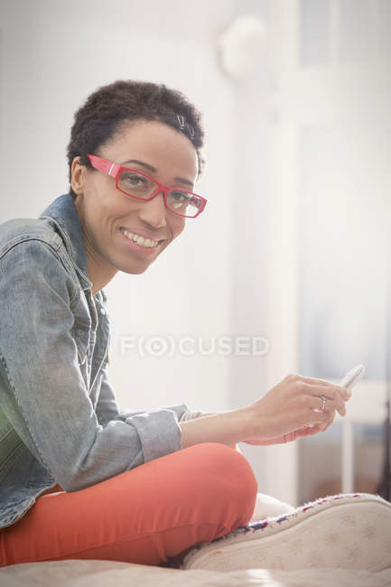 Retrato sonriente, mujer segura usando smartphone - foto de stock