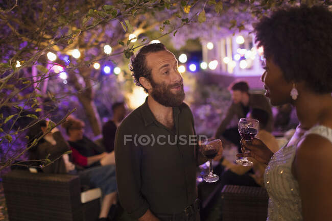 Friends talking and drinking at backyard garden party — Stock Photo