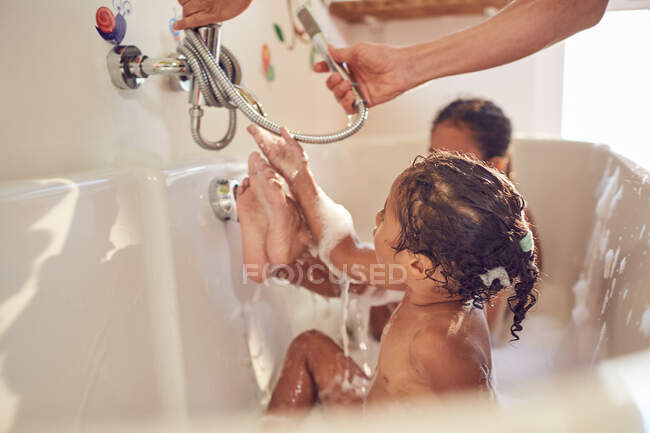 Hermanas del niño en baño de burbujas - foto de stock