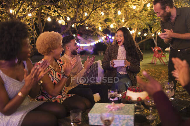 Amigos mulher surpreendente com presente na festa de aniversário do jardim — Fotografia de Stock
