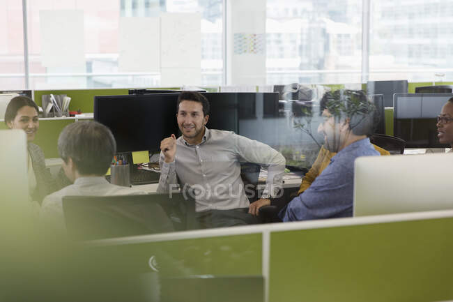 Reunión de empresarios en la oficina - foto de stock
