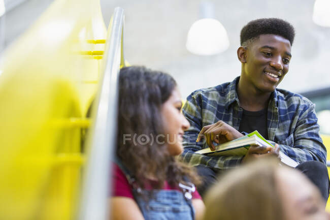 Realschüler reden auf Treppe — Stockfoto