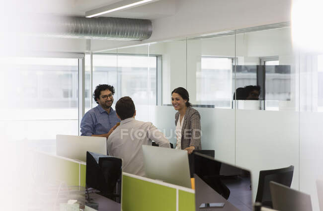 Деловые люди разговаривают, встречаются в офисе открытого плана — стоковое фото