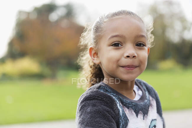 Porträt selbstbewusstes, lächelndes Mädchen — Stockfoto