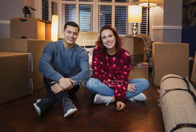 Portrait happy couple taking a break from moving — Stock Photo