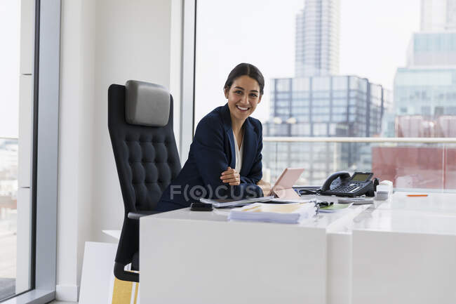 Портрет уверенной предпринимательницы, работающей в городском офисе — стоковое фото