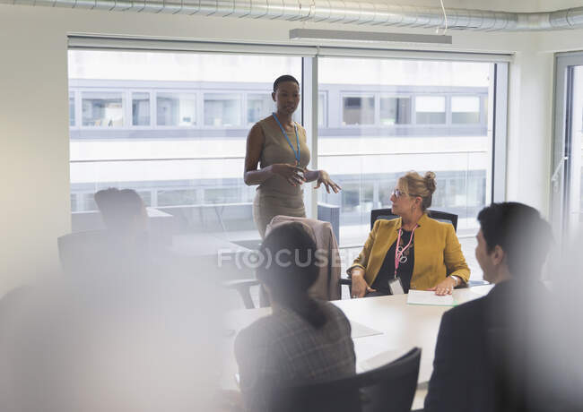 Mulher de negócios levando reunião sala de conferências — Fotografia de Stock