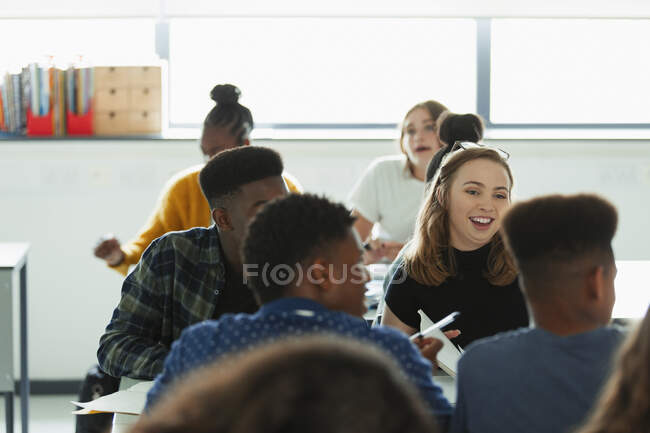 Estudantes do ensino médio conversando em sala de aula — Fotografia de Stock