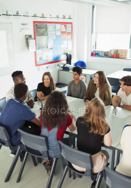 Учні старших класів розмовляють під час дебатів у класі — стокове фото
