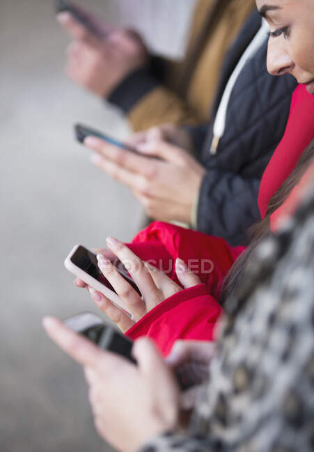 Jeunes adultes utilisant des téléphones intelligents — Photo de stock