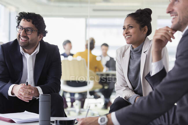 Les gens d'affaires parlent en réunion — Photo de stock