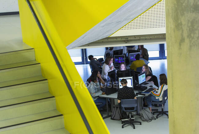 Gymnasiasten arbeiten im Computerraum an Computern — Stockfoto