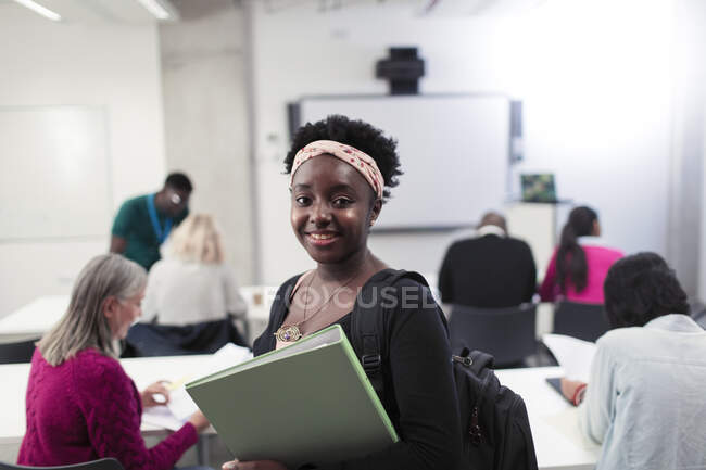 Портрет впевнений, що молода жінка, яка вчиться в школі. — стокове фото