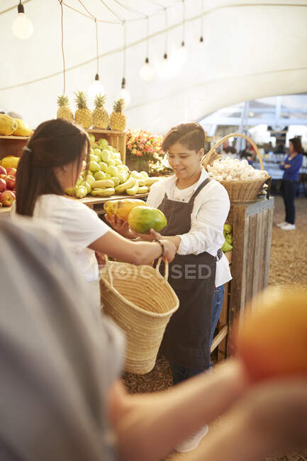 Femme travaillant au marché des fermiers — Photo de stock