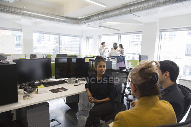 Geschäftsleute reden, treffen sich im Großraumbüro — Stockfoto