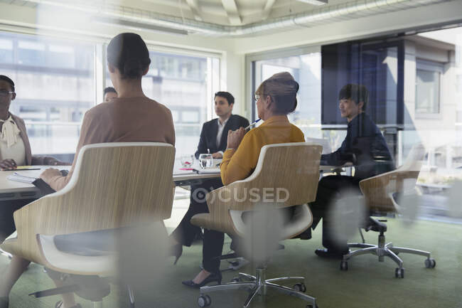Geschäftsleute im Konferenzraum — Stockfoto