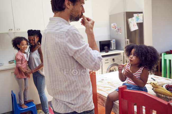 Junge Familie isst Obst in der Küche — Stockfoto
