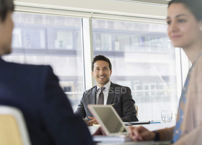 Улыбающийся портрет, уверенный в себе бизнесмен в конференц-зале — стоковое фото