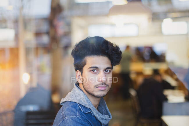 Портрет впевнений, що молодий чоловік у кафе. — стокове фото