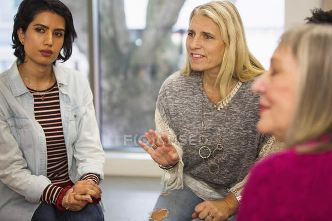 Mulheres conversando em grupo de apoio círculo de reunião — Fotografia de Stock