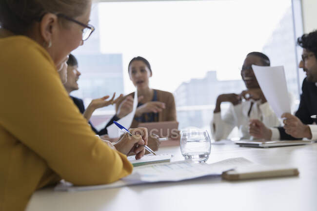 Бізнесмени планують зустріч у конференц-залі — стокове фото
