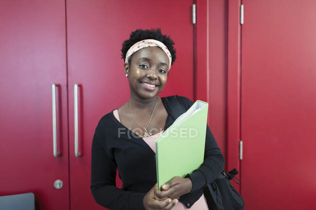 Retrato confiante jovem estudante universitário — Fotografia de Stock