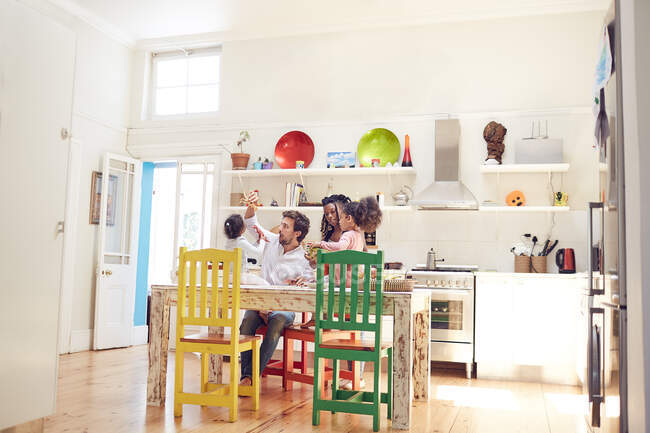 Молода сім'я грає на кухні — стокове фото