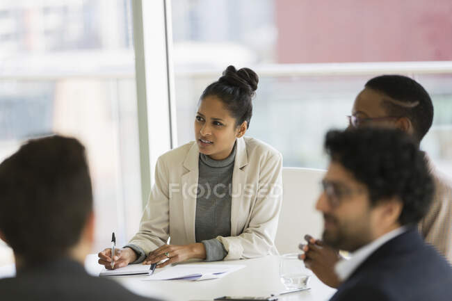 Uomini d'affari che ascoltano in sala conferenze — Foto stock