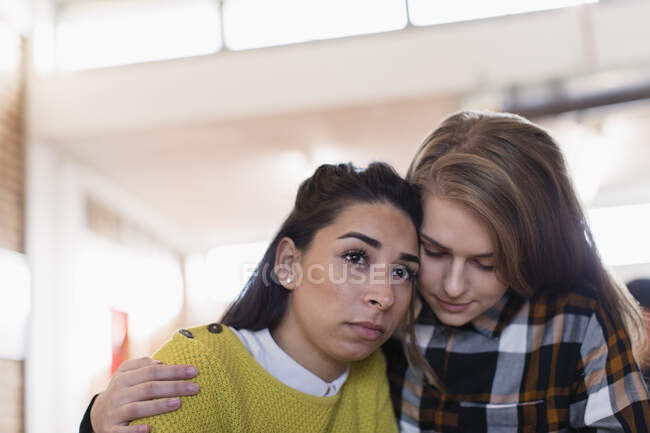 Jeune femme consolant ami — Photo de stock