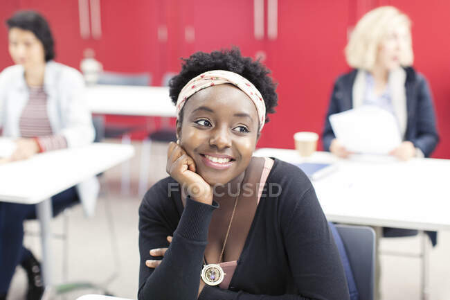 Sorridente, fiduciosa giovane studentessa universitaria della comunità femminile in classe — Foto stock