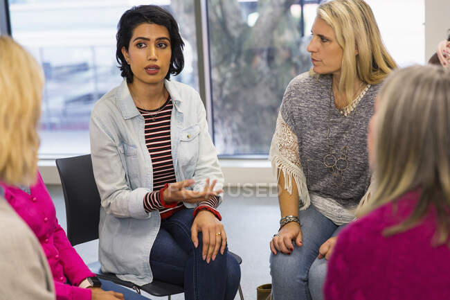 Women talking in support group circle — Stock Photo